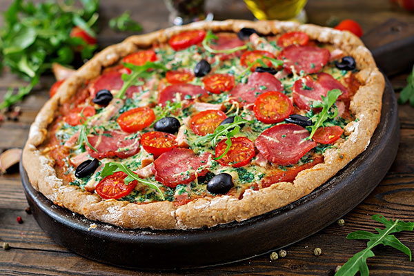 Antalya-Meiningen-Pizza-Tomaten-Oliven-Mozarella-Salami